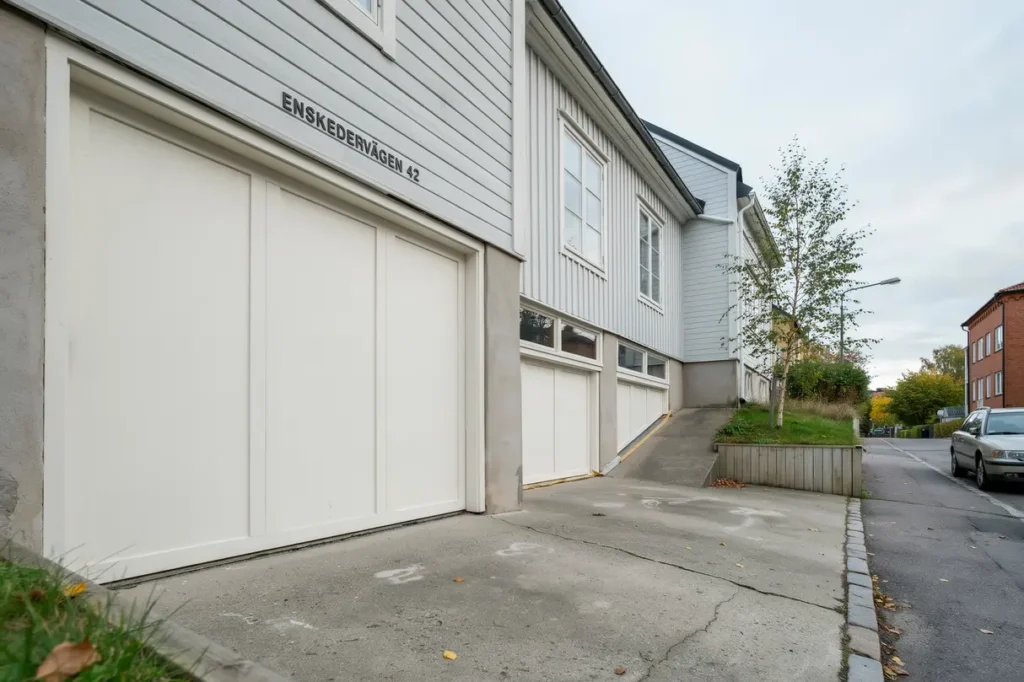 m lning av garageport och k llard rrar i gamla enskede